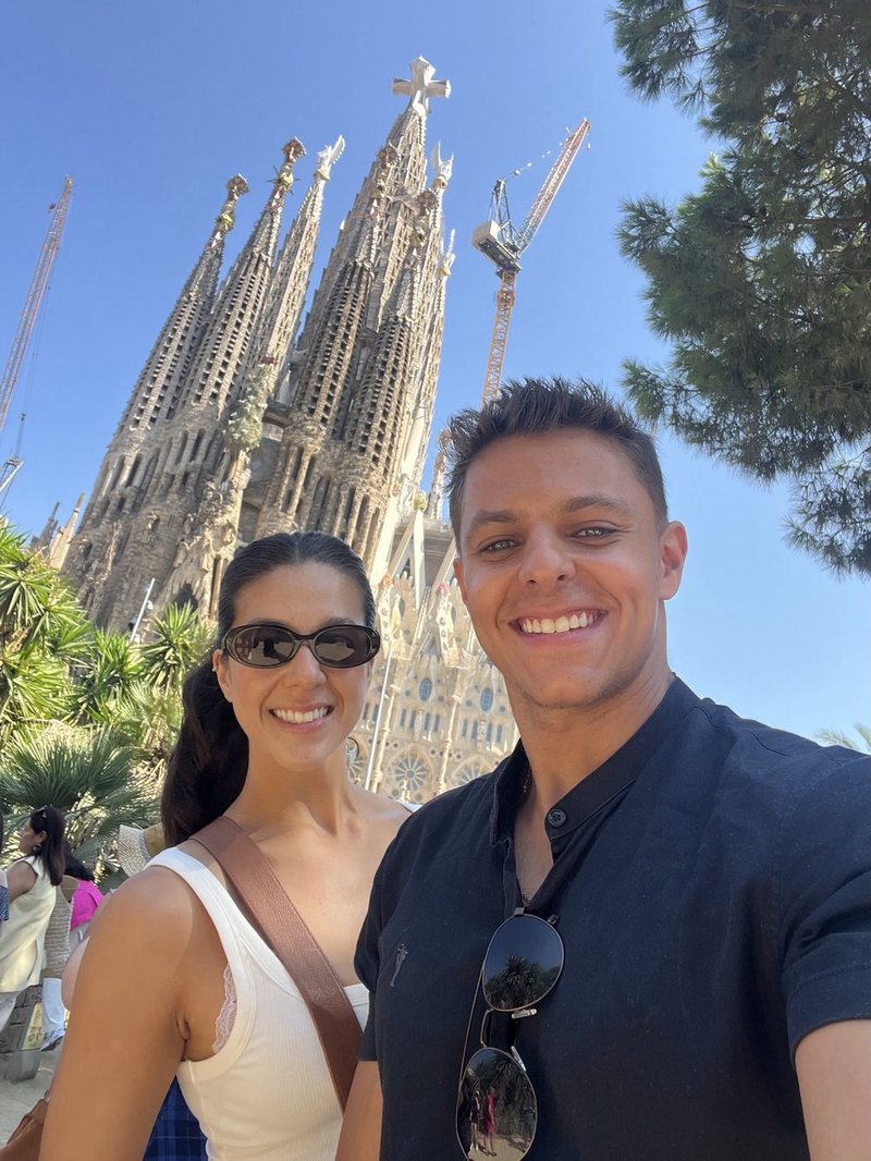 Barbara e Felippe na frente da Sagrada Família